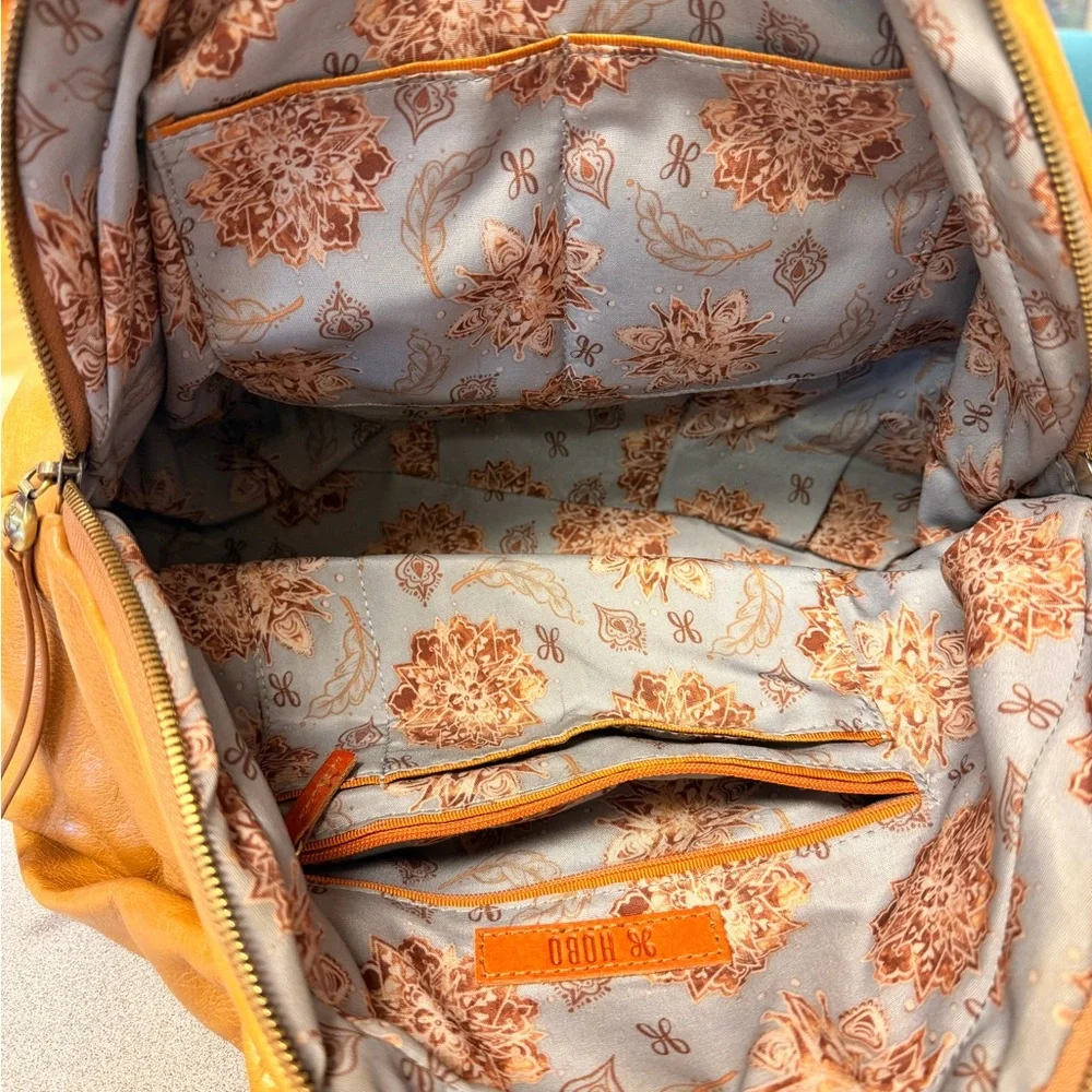 HOBO Tan Leather Shoulder Bag and matching wallet - Picture 4 of 7